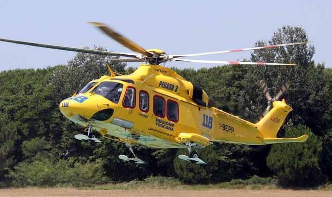 Cade da una scala in un capannone agricolo, è grave