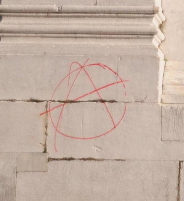 Vandali imbrattano facciata della chiesa di San Michele 