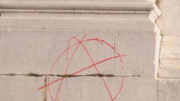 Vandali imbrattano facciata della chiesa di San Michele