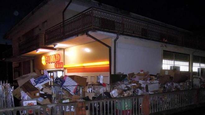Supermarket sommerso dai rifiuti