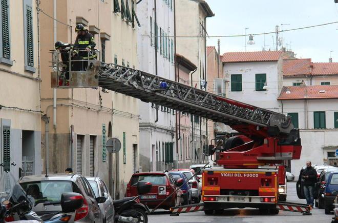 Fiamme su un balcone, ci pensano i vicini 
