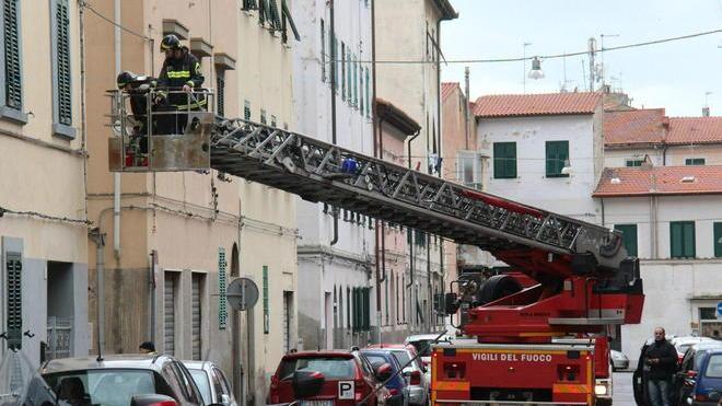 Fiamme su un balcone, ci pensano i vicini