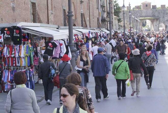 Gli ambulanti comprano pagina sul Tirreno: «No al parcheggio scambiatore» 