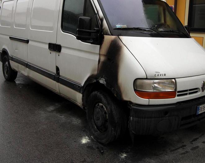 Danno fuoco a un furgone nella notte a Limite sull’Arno 