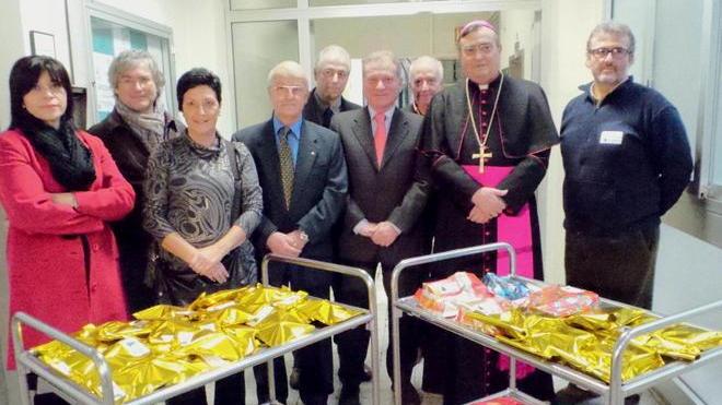 Il vescovo Franco Agostinelli fa il “Babbo Natale” in ospedale
