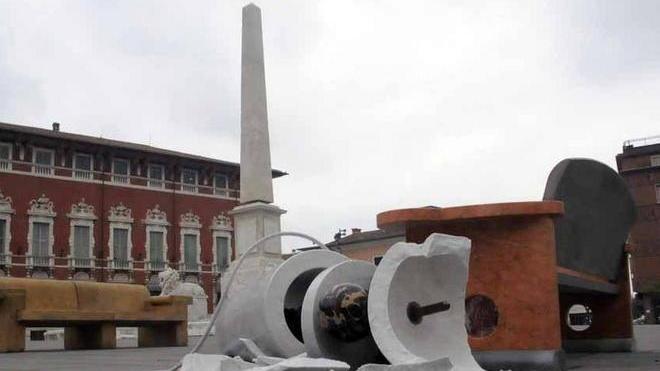 Vandali in piazza Aranci. Il sindaco Pucci: «Sono degli stupidi»