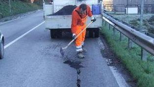325 come un groviera danni alle auto a causa delle buche