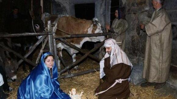 Paola Monaci molla tutto Il presepe perde... la testa