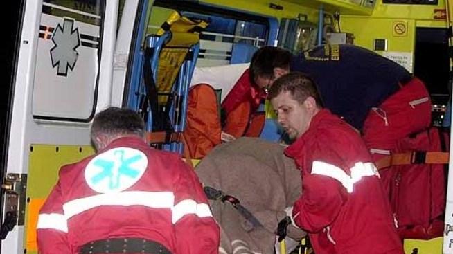 Calci e pugni al volto Pestato nel parcheggio