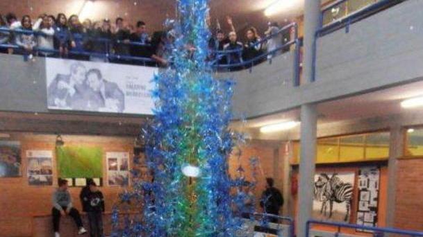 L’albero con le bottiglie di plastica