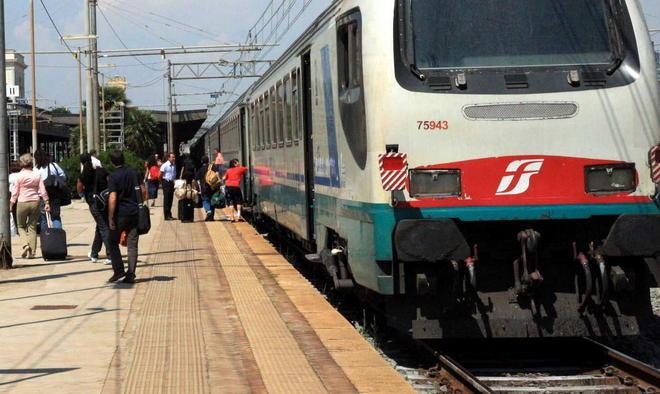 Lavora nelle Ferrovie e studia all’università
