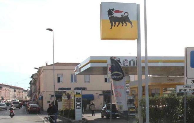 Megafurto al benzinaio, in due scappano con 10mila euro