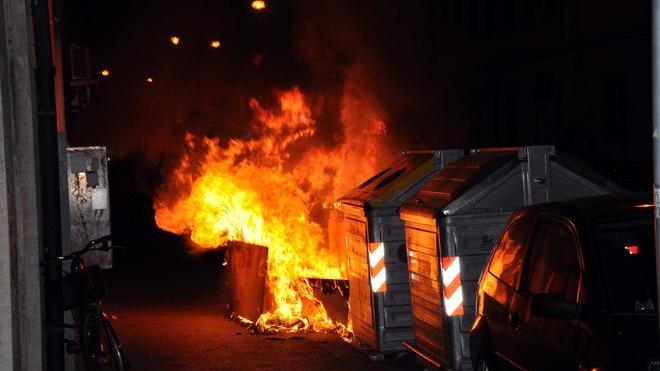 Il piromane in azione nella notte contro auto e cassonetti