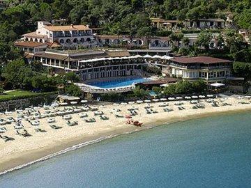 Biodola, furto con scasso nell'hotel di lusso 