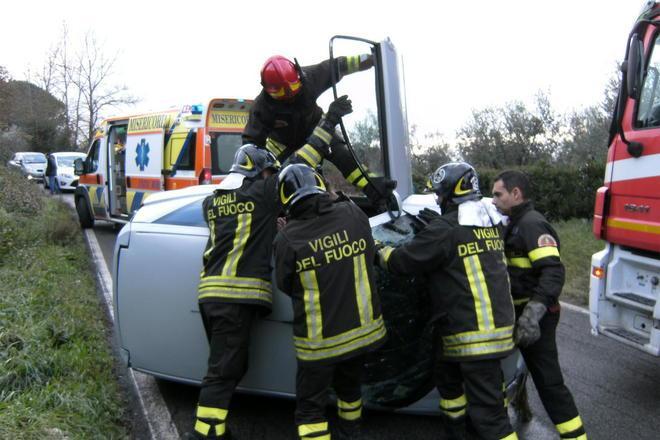 Si ribalta con la mini-car e resta incastrata nel veicolo 