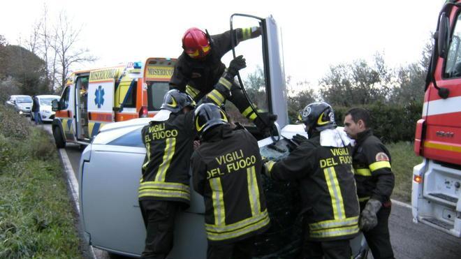 Si ribalta con la mini-car e resta incastrata nel veicolo
