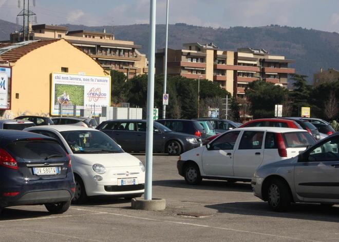 Tre colpi di pistola alle gambe 