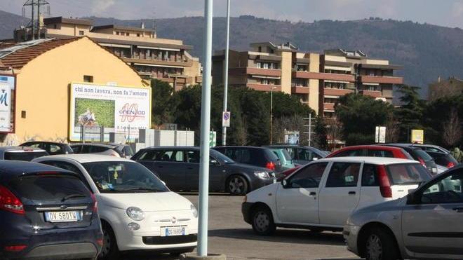 Tre colpi di pistola alle gambe