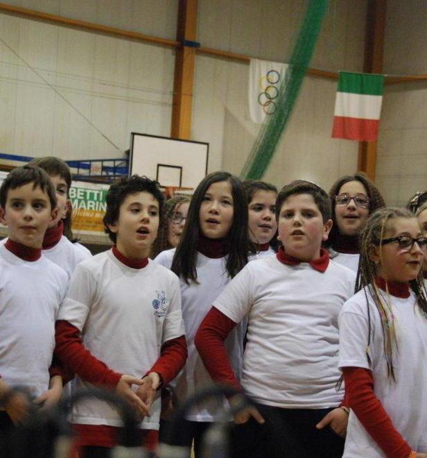Gli studenti le suonano ai tagli 