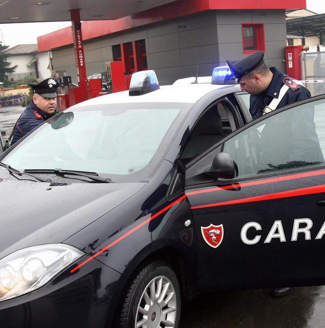 Minaccia col coltello una ventenne 