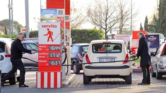 A marcia indietro contro il self service di un benzinaio, ma il colpo va a vuoto