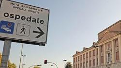 Cade mentre pota un albero, grave un uomo di 72 anni