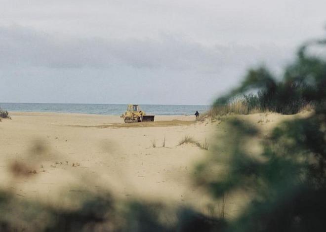 Una ruspa in azione sulle dune di Piscinas 
