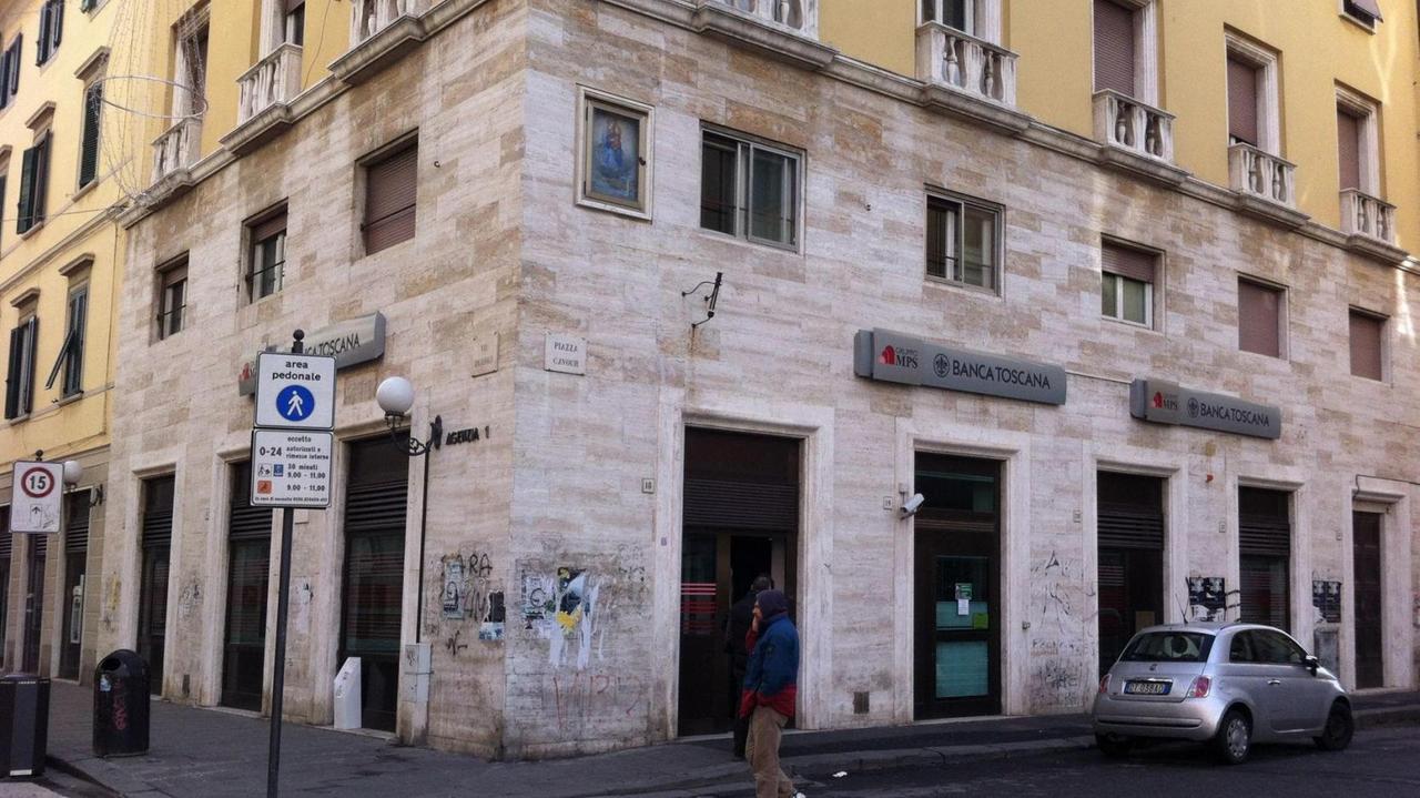 Rapinatori pasticcioni in banca ma fuggono con 50mila euro
