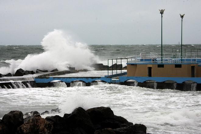 Maltempo, allerta per vento forte e mareggiate Salta un traghetto per Capraia 