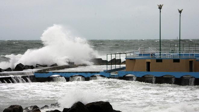 Maltempo, allerta per vento forte e mareggiate Salta un traghetto per Capraia