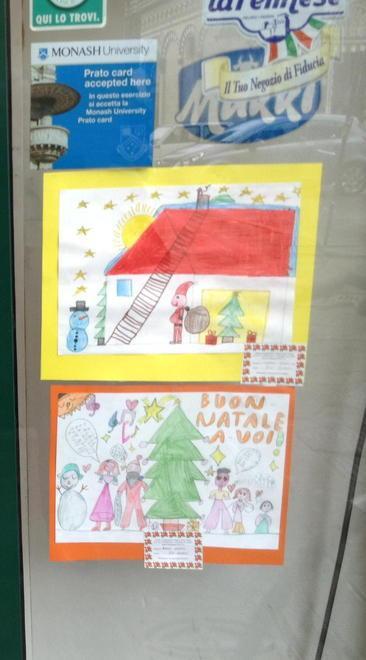 I disegni dei bambini nelle vetrine del centro 