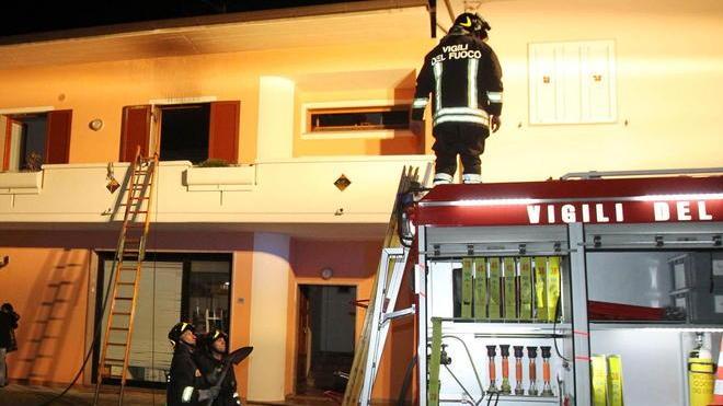 Appartamento in fiamme distrutta una veranda