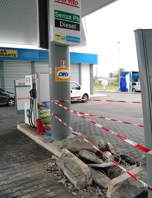 Assalto notturno al self service del distributore 