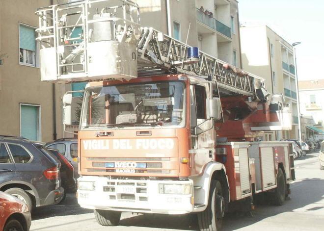 A fuoco mobilio in un seminterrato nel centro storico