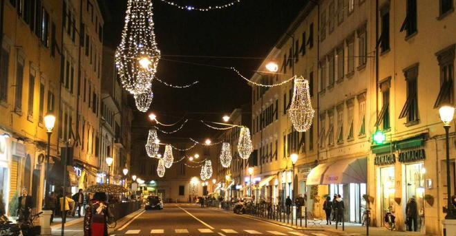 “L’hanno messo i Maya”: battute e critiche 