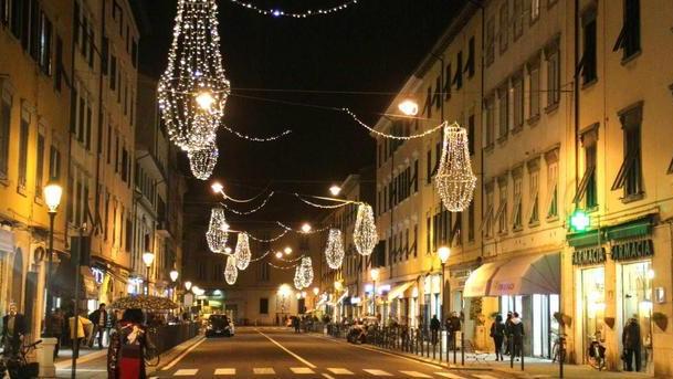 “L’hanno messo i Maya”: battute e critiche