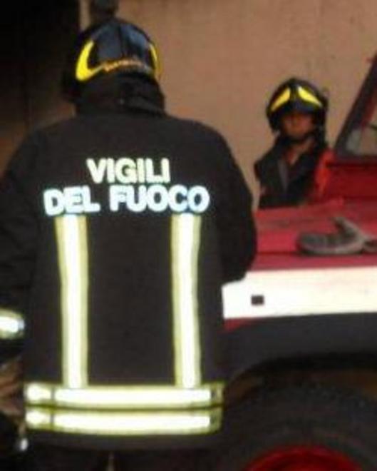 Paura per un incendio nel condominio 