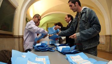 Si voterà anche nei circoli. E nel Pd è guerra sui seggi 