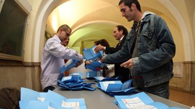 Si voterà anche nei circoli. E nel Pd è guerra sui seggi