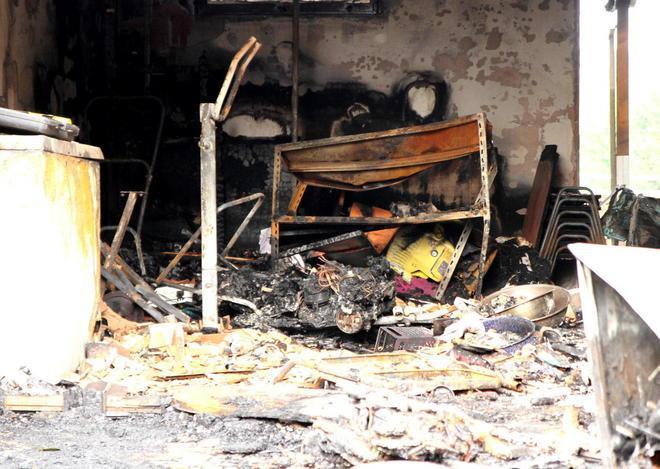 Garage distrutto dalle fiamme Famiglia in strada 