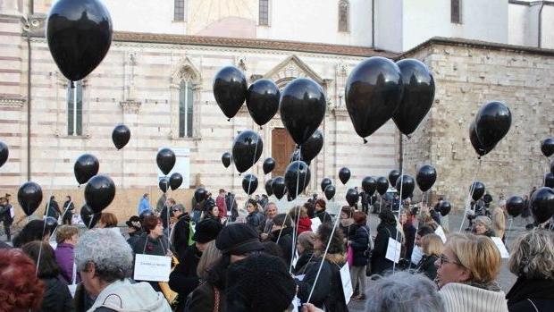 Palloncini neri contro il femminicidio