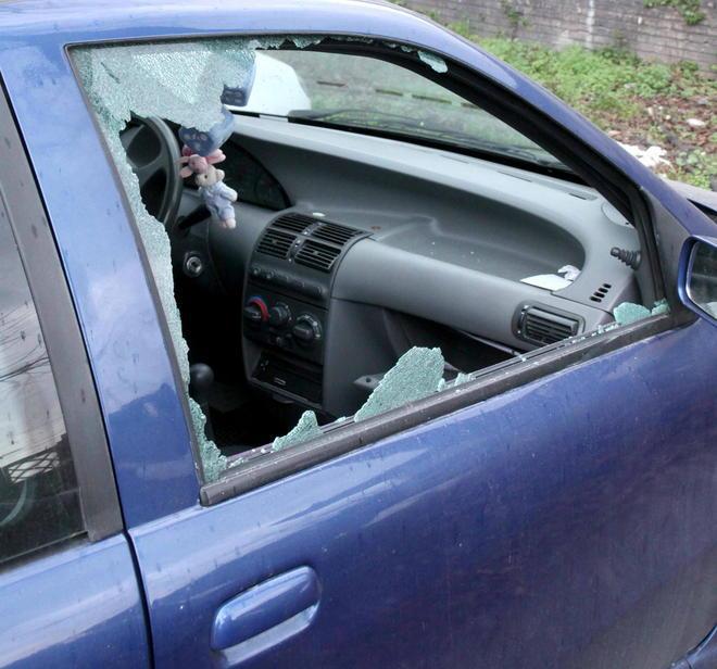 Vetro sfondato per rubare nell’auto