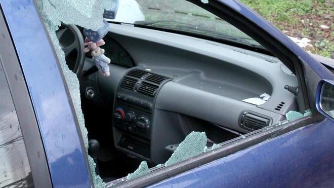 Vetro sfondato per rubare nell’auto