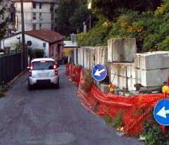 «Via ristretta da blocchi l’acqua mi invade la casa» 
