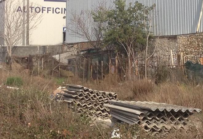 Cumuli di lamiere nell’ex scalo S. Marco 