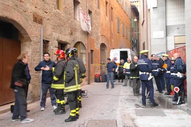 Cede una trave, evacuati in sette 