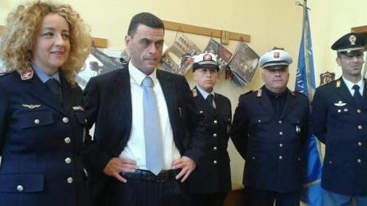 Si prendono a morsi nella lite alla stazione