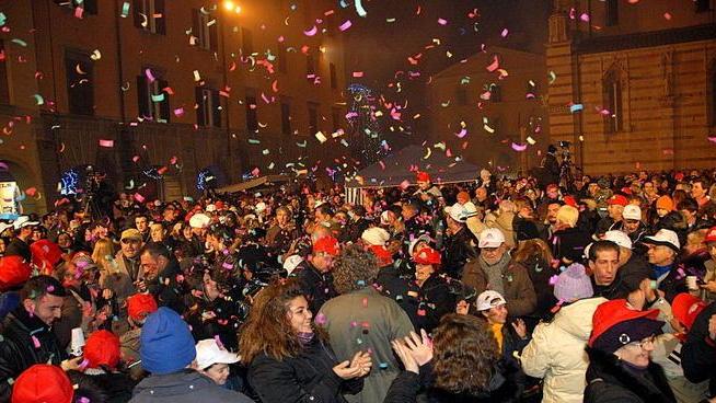 Capodanno, festa in piazza Dante