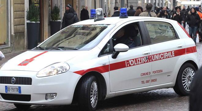 Giovane urtato da auto che non si ferma 