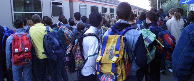 I sindaci a fianco dei pendolari: «Sospendete il treno Regiostar» 